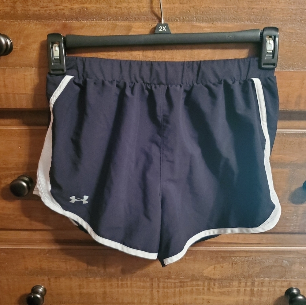 Under Armor Woman Medium Black and White Heat Gear Shorts. Loose fit.